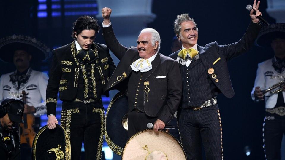 The iconic Mexican singer took the stage with his son and grandson at the 20th annual awards ceremony on Thursday.