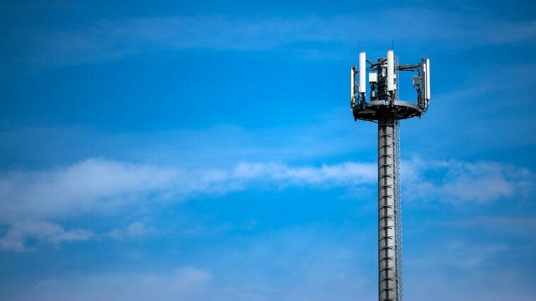 Ein Mast mit verschiedenen Antennen von Mobilfunkanbietern. Foto: dpa