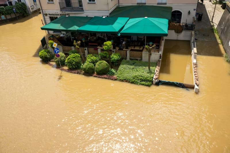 A restaurant surrounded by floods in the city on the three rivers.  After heavy rainfall, many places in Bavaria remain flooded.  Peter Kneffel/dpa