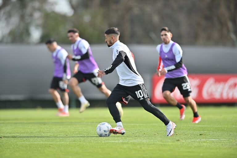 Manuel Lanzini, pelota al pie en un nuevo entrenamiento de River de cara al segundo semestre de 2024