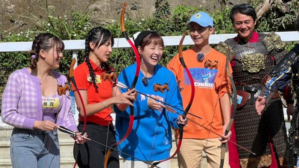 藝人先跟著職人學習射箭。（圖／民視提供）