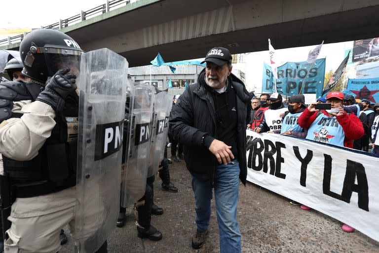 Distintas organizaciones sociales cortan los accesos a CABA y marchan al Ministerio de Desarrollo Social:
Vista del PUente Pueyrredón