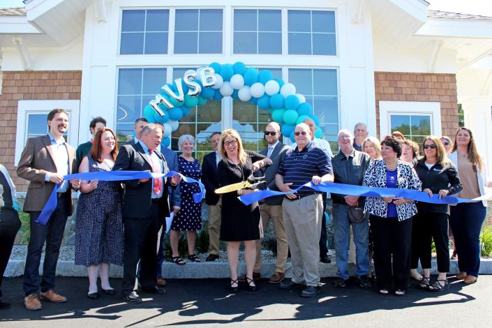 Appearing in the photo is MVSB Branch and Business Development Manager Jolene Whitehead doing the
honors during MVSB’s Ribbon Cutting Ceremony, joined by Rochester Mayor Paul Callaghan, Greater