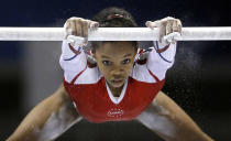 La estadounidense Gabrielle Douglas, en acción en la prueba de barras asimétricas, del Campeonato de Gimnasia Artística, en Tokio, Japón, el pasado octubre. AP/Bullit Marquez