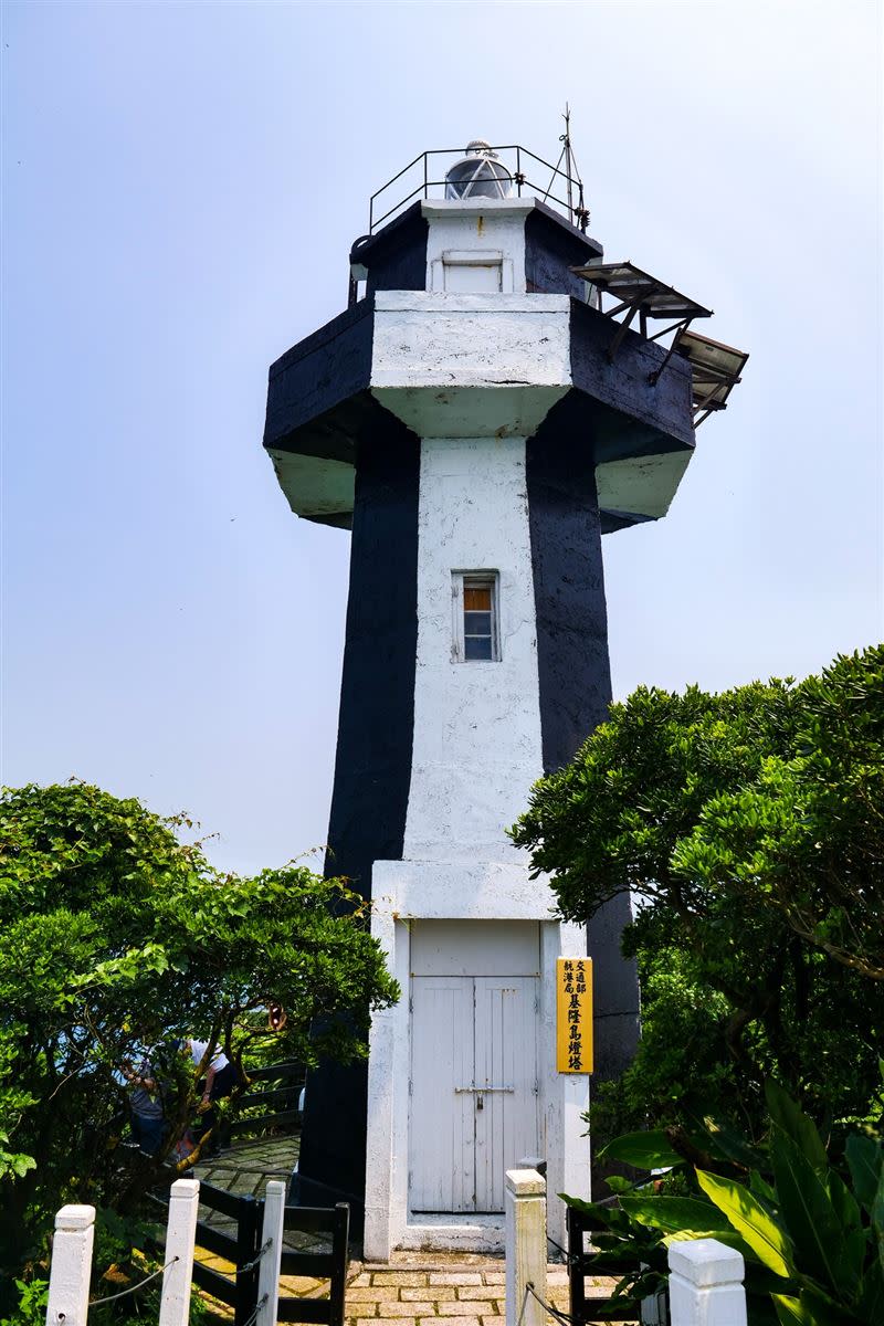 基隆嶼正式開放，圖為被稱為黑白郎君的基隆嶼燈塔。（圖／翻攝自基隆旅遊網）