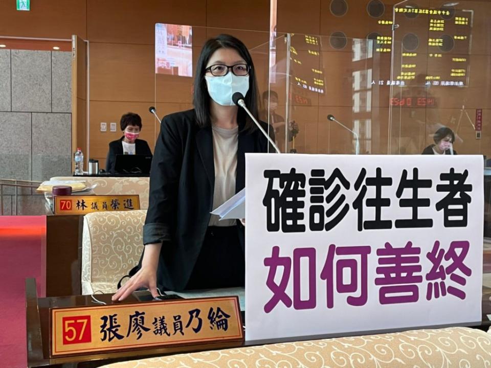 議員張廖乃綸質批評，陳時中說不必趕著火化，好像事不關己一樣，把責任推得一乾二淨。（記者徐義雄攝）