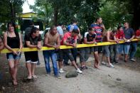 Cuban migrants protest as they wait for the opening of the border between Costa Rica and Nicaragua in Penas Blancas, Costa Rica November 17, 2015. More than a thousand Cuban migrants hoping to make it to the United States were stranded in the border town of Penas Blancas, Costa Rica, on Monday after Nicaragua closed its border on November 15, 2015 stoking diplomatic tensions over a growing wave of migrants making the journey north from the Caribbean island. REUTERS/Oswaldo Rivas