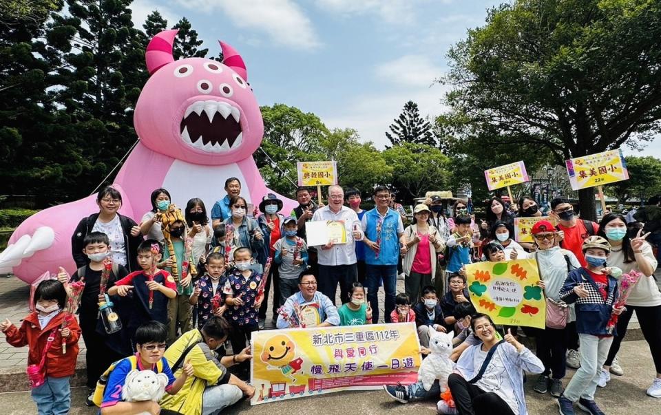 慢飛天使親子同遊六福村，宮廟企業同響應。   圖：三重區公所提供