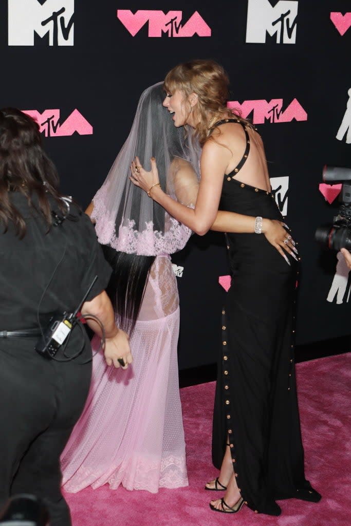  Nicki Minaj and Taylor Swift during the 2023 MTV Video Music Awards at Prudential Center on September 12, 2023 in Newark, New Jersey.
