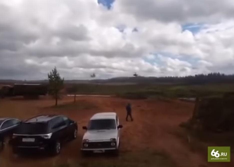 Danger zone: Helicopters fly towards onlookers (66.RU)