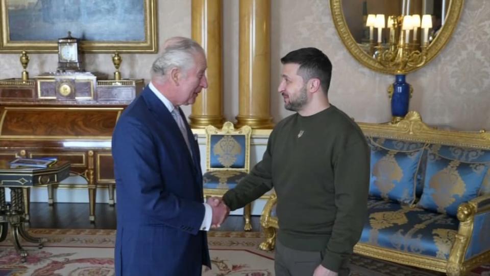 Le roi Charles III et le président Zelensky, le 8 février à Buckingham - BFMTV