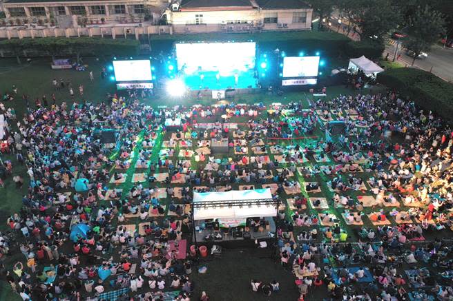 民歌之夜盛況空前，人潮擠爆中興新村親情公園。（南投縣政府提供／廖志晃南投傳真）