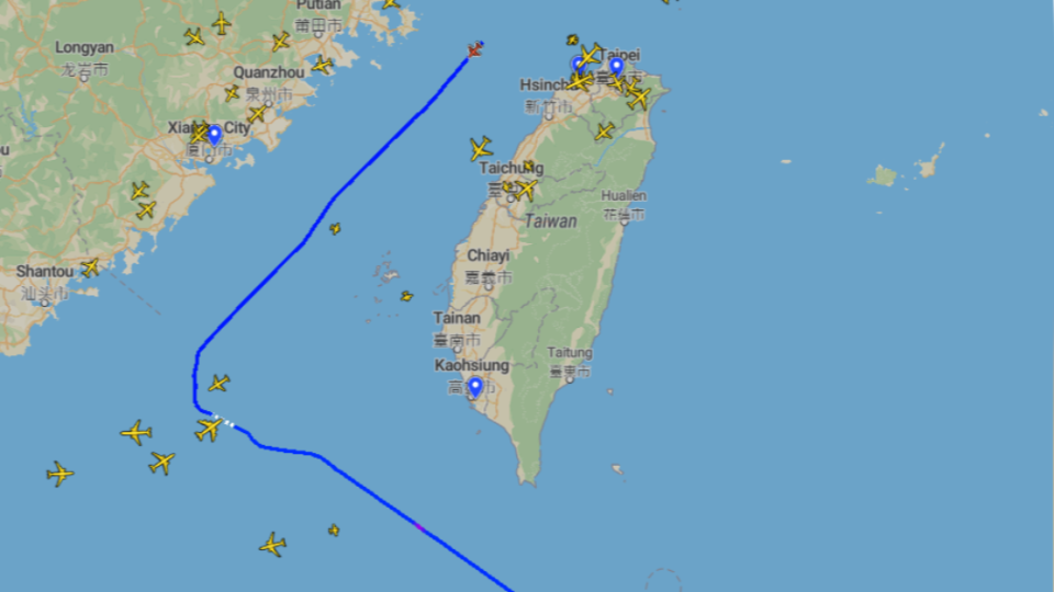 美空軍沿台海中線飛行。（圖／翻攝自Plane Finder