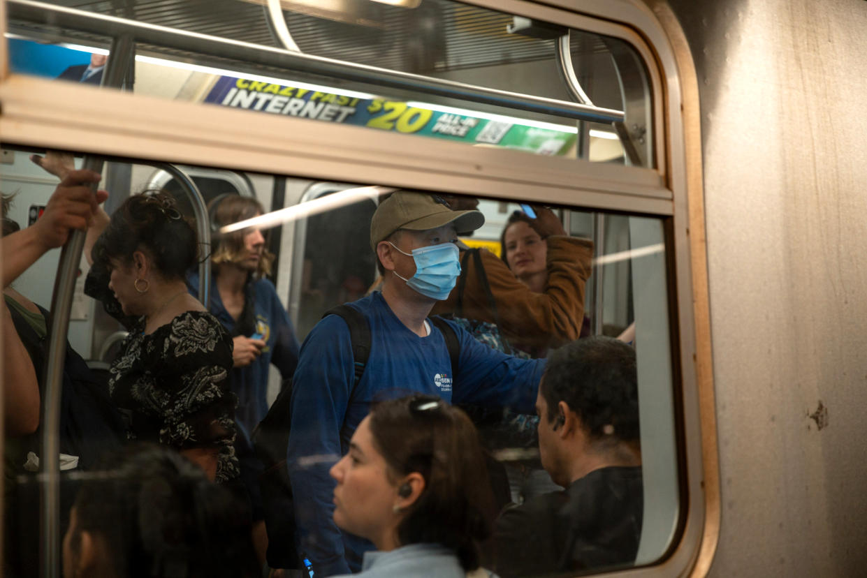 Un pasajero con cubrebocas en un tren subterráneo en Union Square, en Manhattan, el 11 de mayo de 2023. (Emon Hassan/The New York TImes)