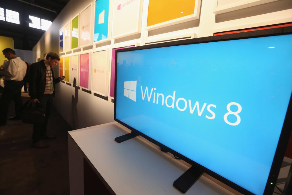 Nueva York fue el lugar elegido para presentar la versión definitiva de Windows 8. Este nuevo sistema operativo ha sido diseñado tanto para tabletas, como para pórtatiles y equipos de sobremesa. Así, Microsoft apuesta por igual por el control táctil y por el uso del ratón. Es un sistema más visual e intuitivo, con iconos que ofrecen información actualizada y aplicaciones organizadas a gusto del usuario. (Photo by Mario Tama/Getty Images)