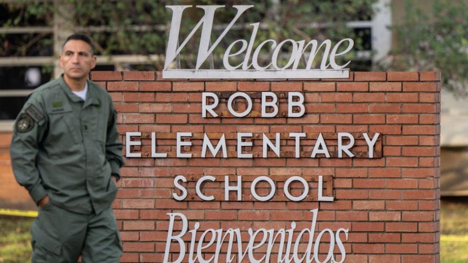 Agente de la Policía frente a la escuela elemental de Uvalde