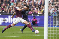 West Ham's Craig Dawson, left, tackles Manchester City's Gabriel Jesus before a penalty for Manchester City during the English Premier League soccer match between West Ham United and Manchester City at London stadium in London, Sunday, May 15, 2022. (AP Photo/Kirsty Wigglesworth)