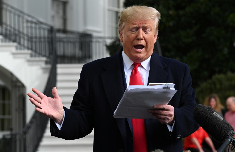 El presidente Donald Trump afirma ante los medios que no buscó quid pro quo (condicionamiento o presión) ante Ucrania. Lee las notas al respecto que fueron captadas por fotógrafos. (Reuters)