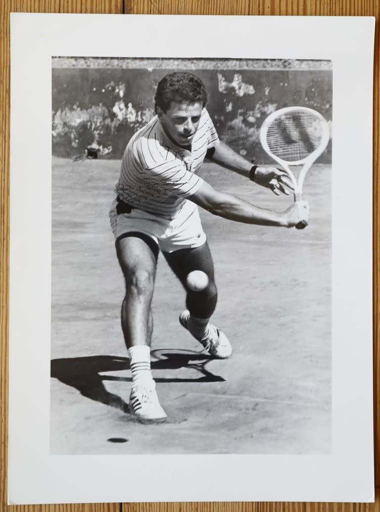 Alejandro "Toto" Cerúndolo, en su época de tenista: estuvo entre los mejores 310 del mundo en 1982; luego se dedicó a la formación y a ser coach de numerosos jugadores como Mecha Paz o Chucho Acasuso, entre otros. 