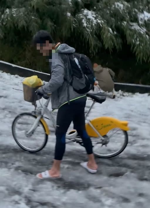 一位男子穿著拖鞋、騎單車到陽明山賞雪。（圖／翻攝自爆廢公社公開版臉書）