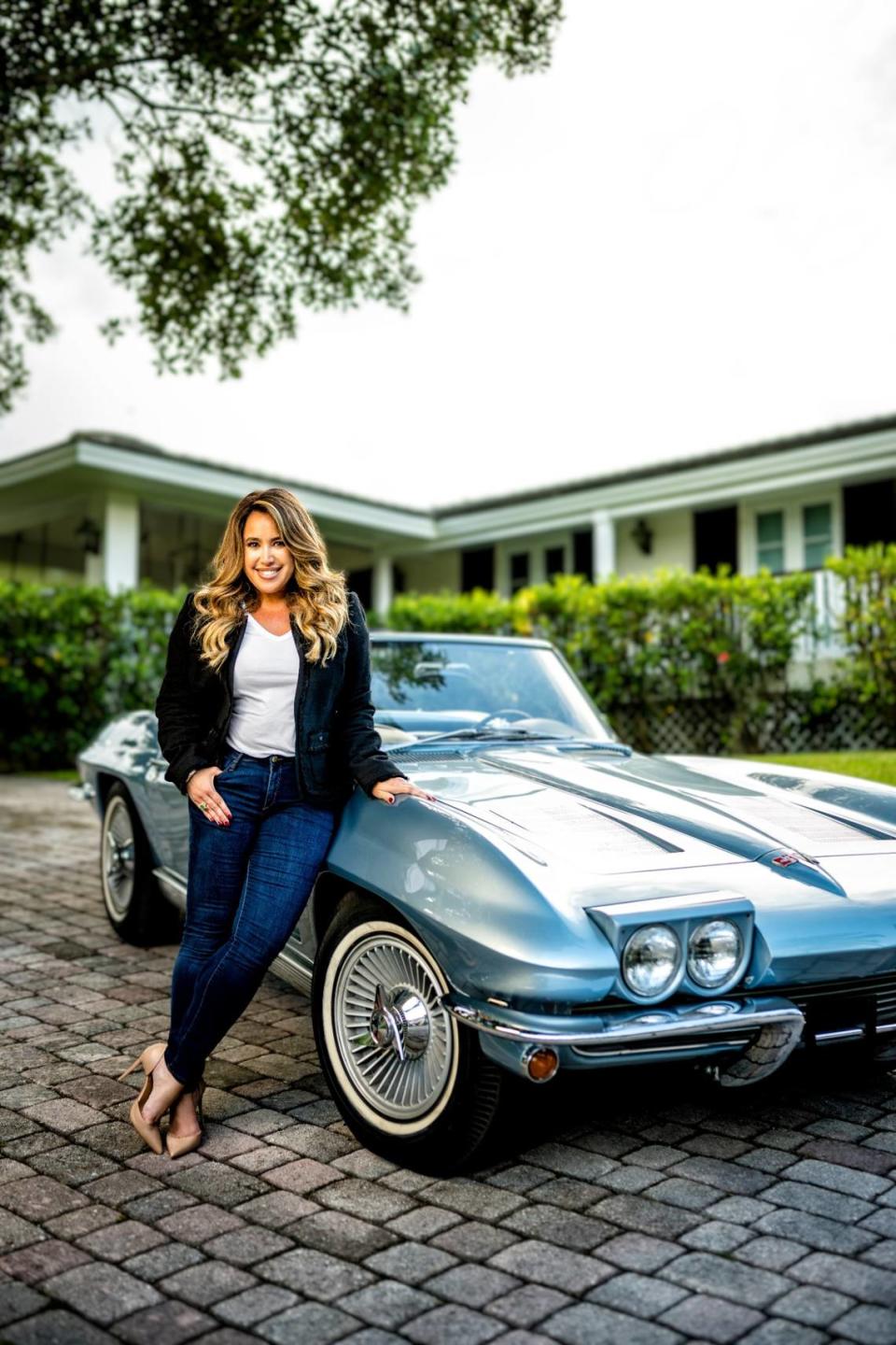 Lissette Calderón, junto a su Corvette Stingray del 1964, se ha convertido en una de las mujeres urbanizadoras más descatadas de Miami, con un foco especial en la zona del río y Allapattah.
