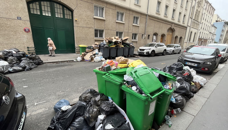 巴黎清潔隊罷工第9天，7000噸垃圾在街頭。影響衛生與市容的罷工讓左派巴黎市長伊達戈備感壓力。中央社記者曾婷瑄巴黎攝 112年3月16日