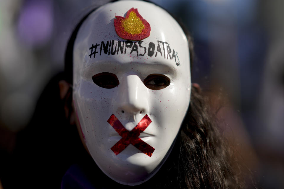 Una manifestante usa una máscara con un hashtag que dice "Ni un paso atrás" durante una manifestación que conmemora el Día Internacional de la Eliminación de la Violencia contra la Mujer, en Buenos Aires, Argentina, el sábado 25 de noviembre de 2023. (Foto AP/Natacha Pisarenko)