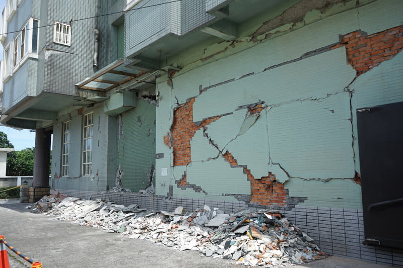 花蓮現代生活大樓震後受損  將進行弱層補強 花蓮市現代生活大樓因地震受損，被列為黃單建物， 日前已獲核定弱層補強1幢3棟，擬採弱層補強B方 案，排除弱層現象，將耐震力提升達到防止倒塌，補 強後整體結構耐震力至少達耐震規範標準8成以上。 中央社記者張祈攝  113年6月22日 