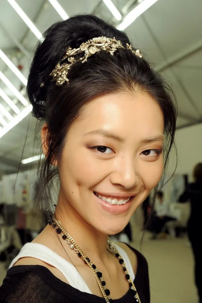 頭箍髮髻
Chanel Spring/Summer 2010 ready-to-wear show.