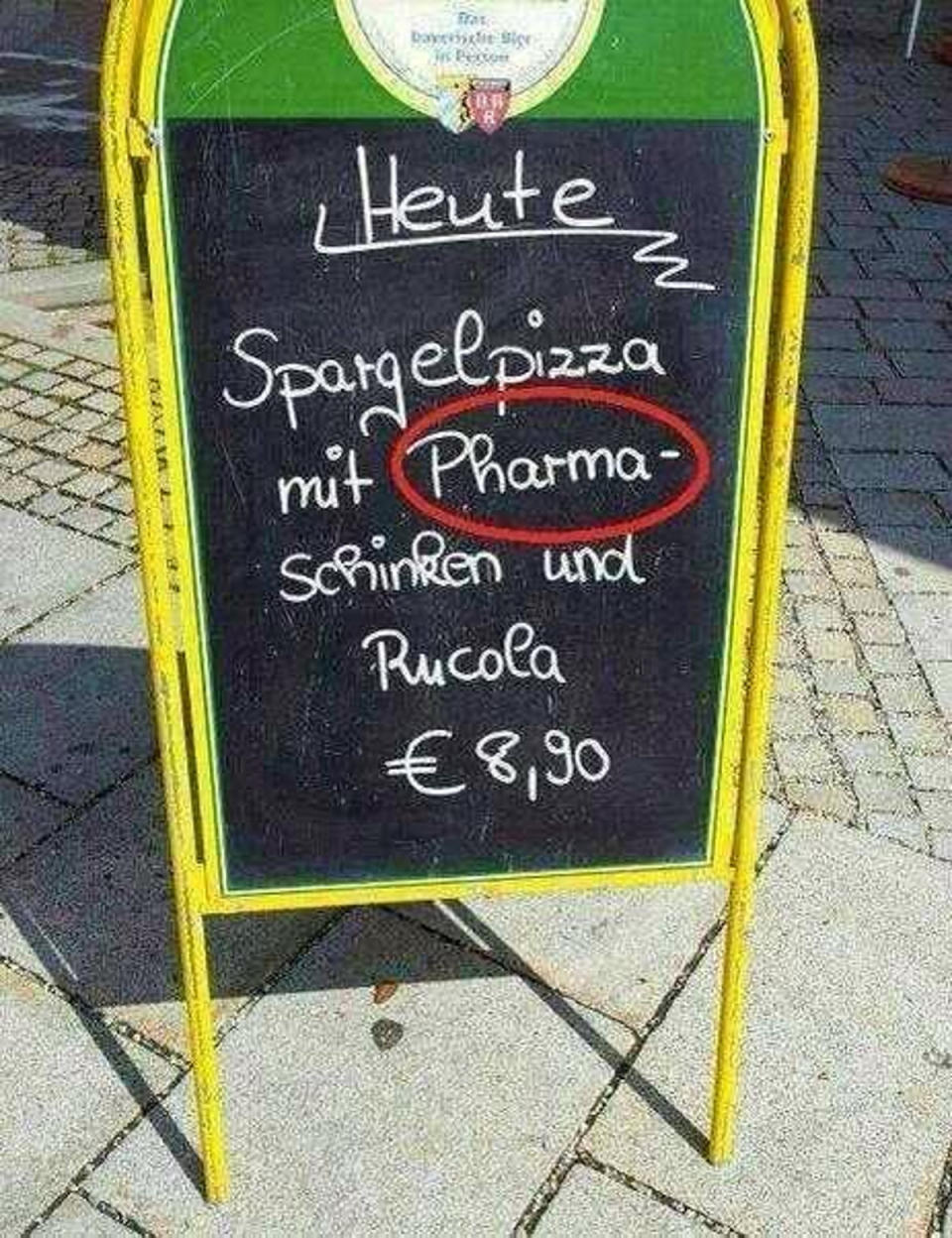 <p>Nach dieser Pizza, muss man nicht mehr zum Doktor gehen. Alle wichtigen Medikamente, vom Aspirin bis zum Zedern-Haaröl, sind in diesem Schinken bereits enthalten.<br></p><p>(Bild: twitter.com/roger_hausmann)<br></p>