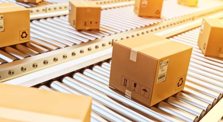 cardboard boxes on conveyor belt in warehouse, 3d illustration