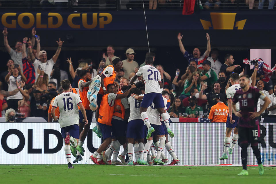 El equipo de Estados Unidos celebrando el título de la Copa Oro 2021. (Foto por Omar Vega/Getty Images)