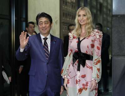 美國總統川普大女兒伊凡卡2日參加東京「世界婦女大會」，與日本首相安倍晉三合影。（美聯社）