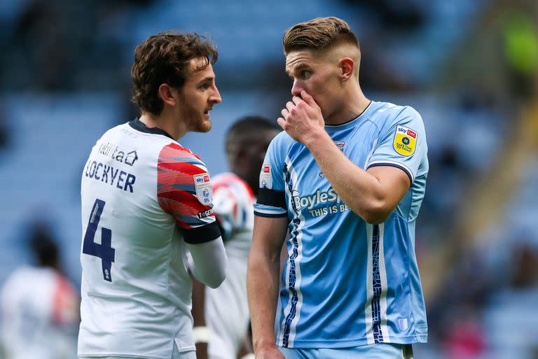 Tom Lockyer, de Luton, y Viktor Gyokeres, de Coventry City, dialogan durante el partido que sostuvieron en febrero último; ahora, volverán a verse las caras en Wembley, pero por el ascenso a la Premier League