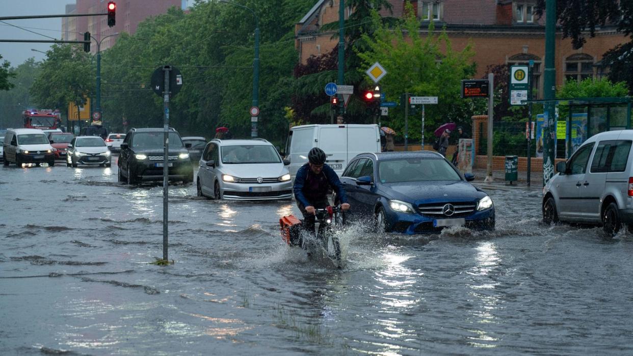 Gewitter und Starkregen sorgen bis in die Nacht im Norden und Nordosten Deutschlands für zahlreiche Einsätze. (Bild: dpa)