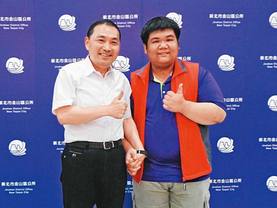 金山區公所新媒體組長陳嘉緯（右）生前曾與新北市長侯友宜（左）合影。（翻攝臉書）