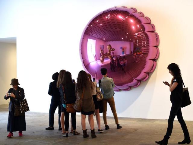 Art superstar Koons unveils life work in New York