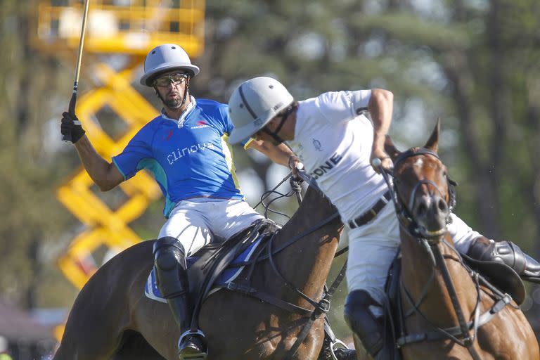 Diego Cavanagh, de Cría La Dolfina, pega un backhander ante Benjamín Urquiza