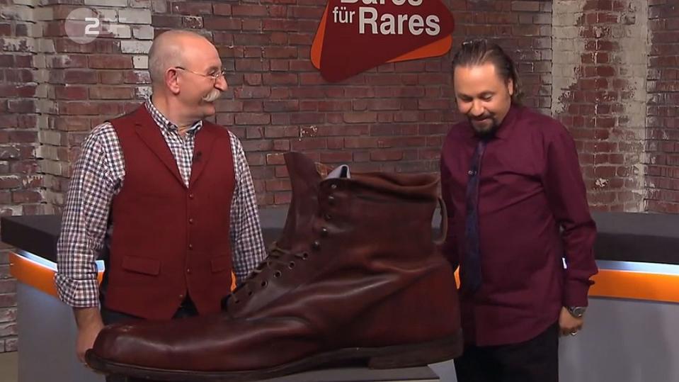 "Ich werde wahnsinnig! Das ist ja ein Super-Superlativ!" Horst Lichter war außer sich, als er diesen Riesenschuh erblickte - das Meisterstück eines Schuhmachers. Wolfgang Pauritsch bezahlte am Ende stolze 1.500 Euro für den Wander-Schuh. "Wenn mein Vater von oben zuguckt, hat er sicher ein Lächeln auf dem Gesicht", freute sich der Verkäufer. (Bild: ZDF)