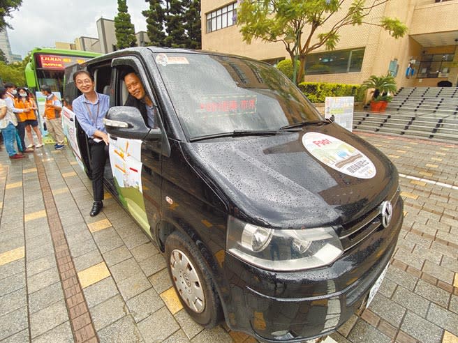 復興區免費巴士17日將轉型成「幸福巴士」，採「定點接駁」和「叫車服務」雙軌並行，其中9人座客車可深入復興區部落內，造福山地鄉親。（蔡依珍攝）