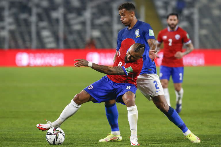 Arturo Vidal protege la pelota ante la marca de Danilo. Fue protagonista de la jugada más discutida de la noche en Santiago