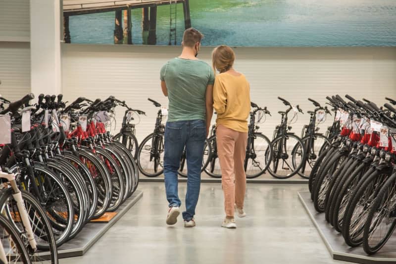 If you want to buy a new bike, you may also be considering one with an electric motor. But what are the advantages and disadvantages of an e-bike? Christin Klose/dpa