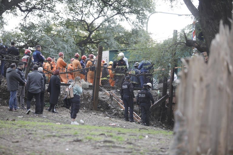 El operativo de rescate y evacuación de pasajeros, sobre las vías de tren de la línea San Martín