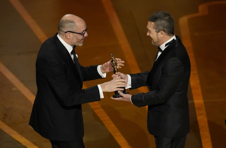 Antonio Banderas, a la derecha, felicita a a Edward Berger, ganador con la película "Sin Novedad en el Frente" en la categoría Mejor Película Extranjera (AP Photo/Chris Pizzello)