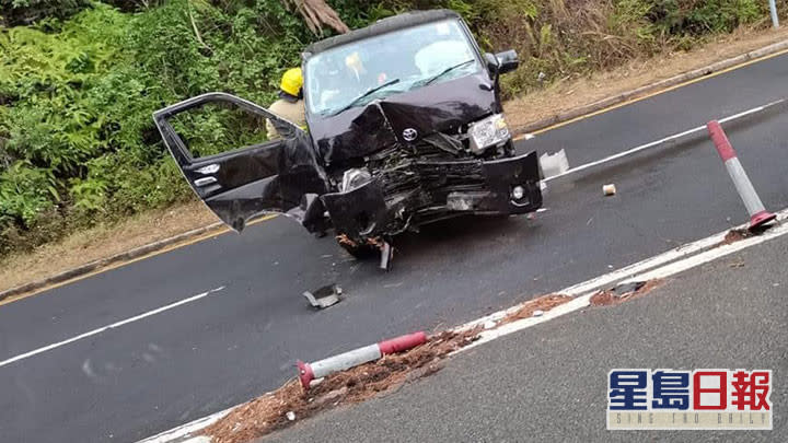 客貨車車頭凹陷，女司機一度被困。網上圖片