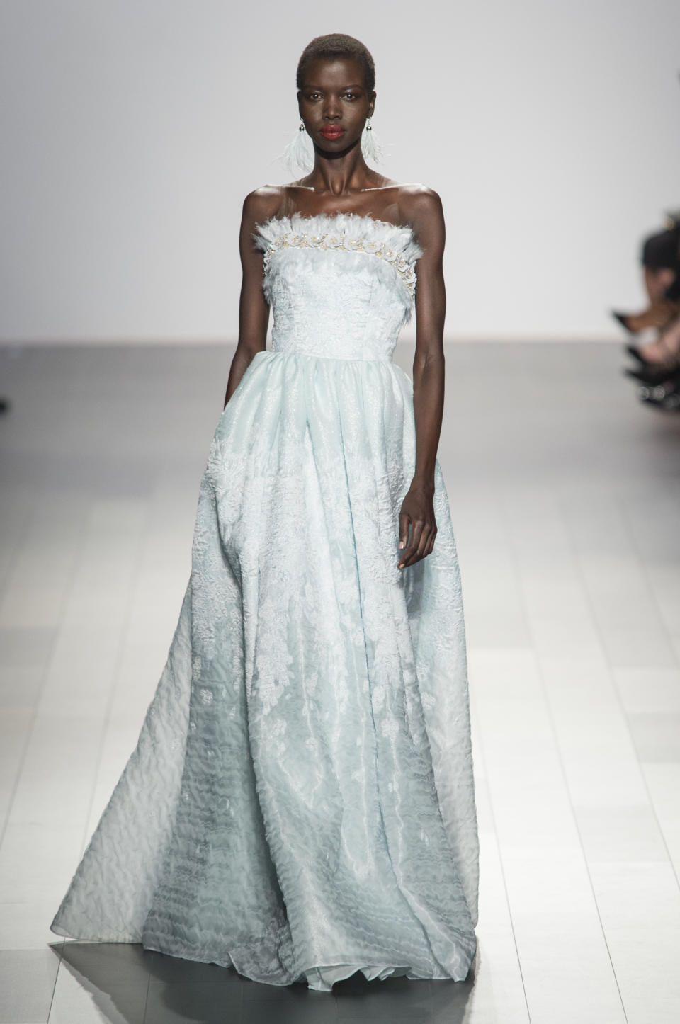 <p><i>Model wears a sky-blue strapless gown from the SS18 Badgley Mischka collection. (Photo: ImaxTree) </i></p>