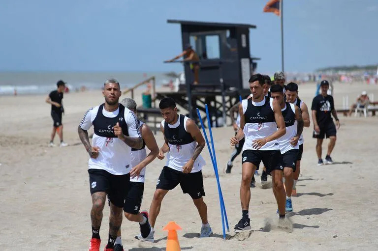 El plantel de Deportivo Riestra utilizó la tecnología de GPS en su pretemporada en la arena