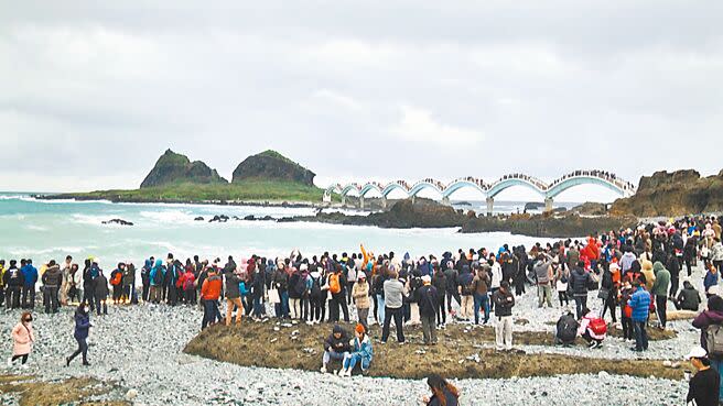 東部海岸國家風景區管理處未辦2024迎曙光活動，僅開放三仙台風景區供民眾追曙光，並提供夜間照明、增派清潔人力及加強交通疏導。（蕭嘉蕙攝）