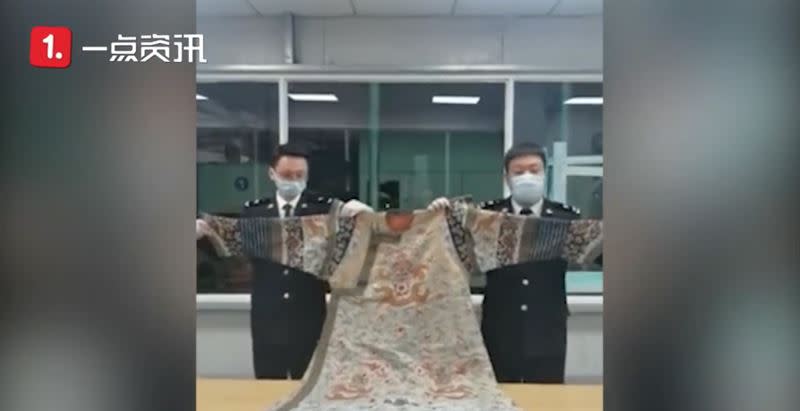 中國海關搜出龍袍。（圖／翻攝自沸點視頻）