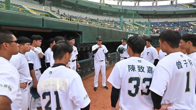 台鋼雄鷹統籌教練林振賢集合全隊喊話。（圖／台鋼雄鷹提供）